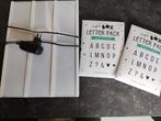 lichtbox met 2 pakjes letters in nieuwstaat, Maison & Meubles, Accessoires pour la Maison | Tableaux à écrire & Proverbes, Comme neuf