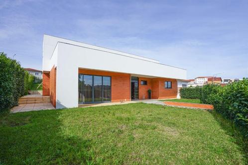 Moderne villa met pátio,terras,tuin en garage in dorpcentrum, Immo, Buitenland, Portugal, Woonhuis, Dorp