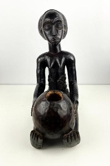 Afrikaans standbeeld met Luba-beker uit Congo, DRC