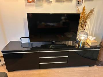 IKEA Besta tv meubel met glazen bovenblad. beschikbaar voor biedingen