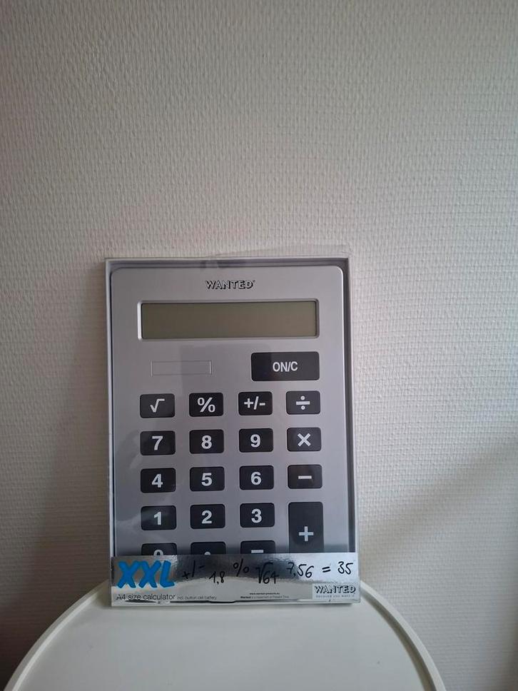 Maxi rekenmachine van Wanted, Antiek en Kunst, Kunst | Designobjecten, Ophalen of Verzenden
