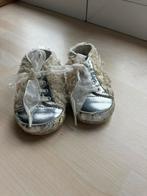 Babyschoentjes wit met bloemenfranjes, Kinderen en Baby's, Meisje, Ophalen of Verzenden, Miyuebb, Gebruikt