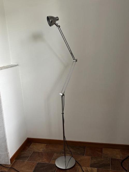 Vloerlamp in industriële stijl – verstelbaar – chroom afwerk, Huis en Inrichting, Lampen | Vloerlampen, Metaal, Ophalen