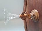 Vaasje met houten voet, Ophalen