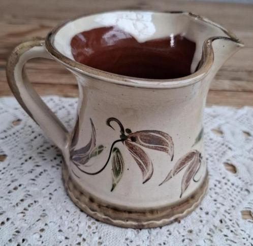 Frans handbeschilderd terra cotta kannetje met bloemen, Antiek en Kunst, Curiosa en Brocante, Ophalen of Verzenden