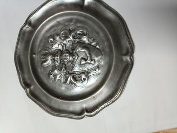 Assiette en étain beschikbaar voor biedingen