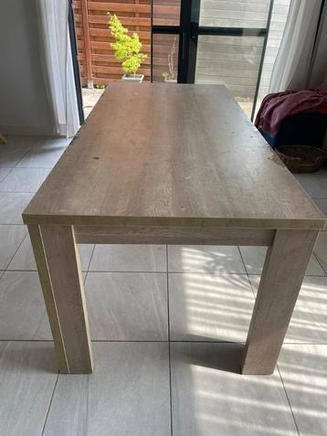 Eettafel gratis af te halen  beschikbaar voor biedingen