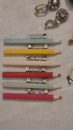 6 broches crayons de couleur vintage, Bijoux, Sacs & Beauté, Broche, Utilisé, Autres couleurs, Enlèvement ou Envoi