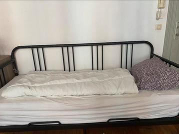Bedbank Fyresdal + 2 bijhorende matrassen beschikbaar voor biedingen