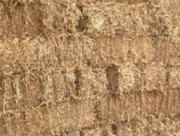 stro in alle formaten mooi goudgeel stro en brandhout  beschikbaar voor biedingen