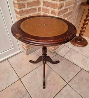 Antieke houten bijzettafel met leer in het midden  beschikbaar voor biedingen
