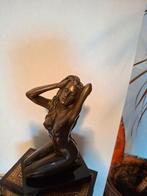 Knielende vrouw in brons, Verzenden, Brons