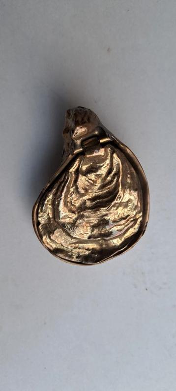 een decoratieve doos in de vorm van een oesterschelp. beschikbaar voor biedingen