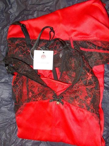 nuisette rouge et noir en dentelle taille 42 beschikbaar voor biedingen