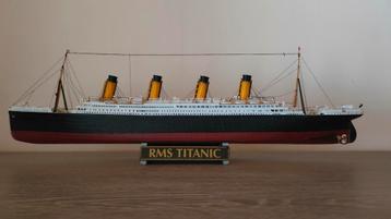 Maquette en plastique Titanic 1:400 (670 mm x 277 mm) disponible aux enchères