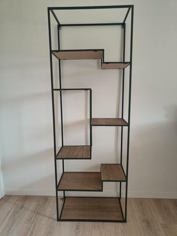 Open kast met legplanken beschikbaar voor biedingen