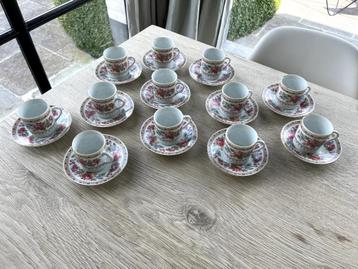 Ensemble de tasses et soucoupes à café en porcelaine