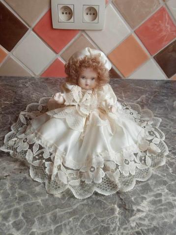 Poupée italienne porcelaine Capodimonte beschikbaar voor biedingen