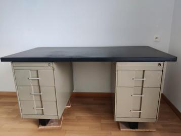 Vintage ijzeren industrieel bureau. beschikbaar voor biedingen