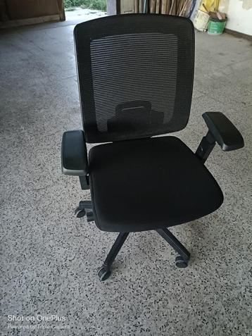 Ergonomische bureaustoel met armleuning en lendesteun beschikbaar voor biedingen