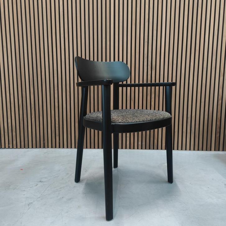 Thonet 118 F - Armstoel - Zwart gelakt beuken, Antiek en Kunst, Antiek | Meubels | Stoelen en Sofa's, Ophalen of Verzenden