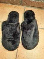 Zwarte fleece pantoffels maat 40/41, Vêtements | Femmes, Chaussures, Noir, Enlèvement ou Envoi, Pantoufles, Neuf