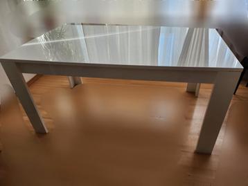 Witte eettafel met glanzende afwerking  beschikbaar voor biedingen