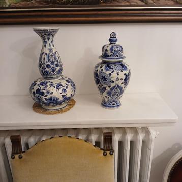 Delfts blauw aardewerk vazen. beschikbaar voor biedingen