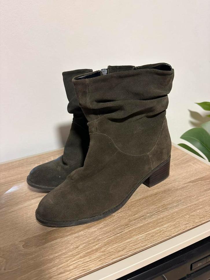Suede laarsjes gevoerd Aldo, Kleding | Dames, Schoenen, Zo goed als nieuw, Lage of Enkellaarzen, Groen, Ophalen of Verzenden