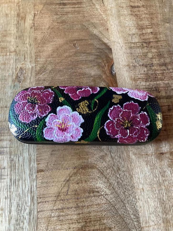 Handbeschilderde brillenkoker roze/paarse bloemen, Handtassen en Accessoires, Overige Accessoires, Nieuw, Ophalen of Verzenden
