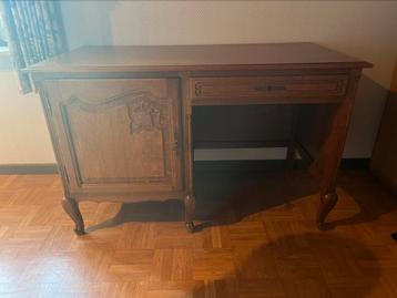 Eiken bureau beschikbaar voor biedingen