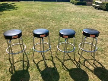 Tabourets de bar, Enlèvement