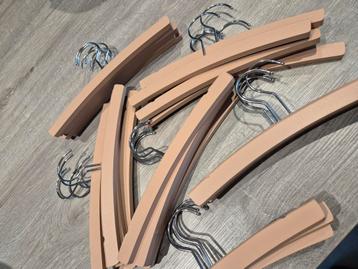 Cintres en bois vieux rose  beschikbaar voor biedingen