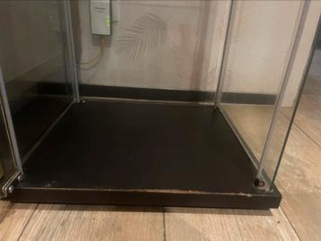 Glaze kast beschikbaar voor biedingen