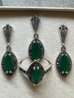 Zilveren sieraden setje met smaragd, Handtassen en Accessoires, Nieuw, Groen, Knopjes of Stekers, Met edelsteen