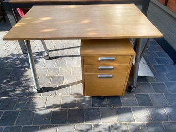 Bureau met ladekastje en archiefkast  beschikbaar voor biedingen