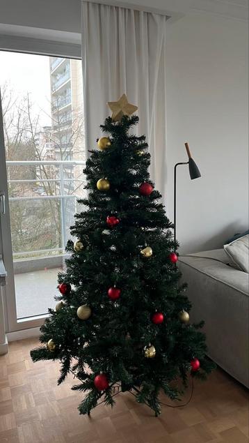 Kerstboom met ballen beschikbaar voor biedingen