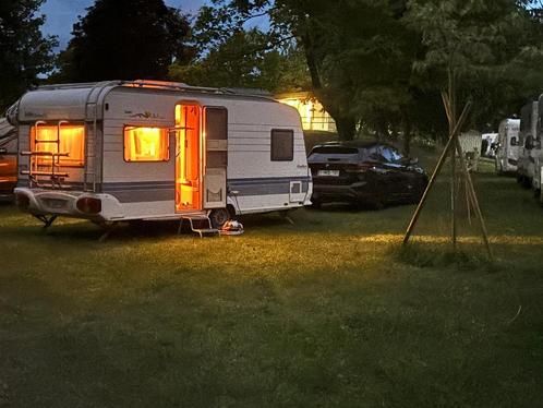 Prachtige caravan, Caravans en Kamperen, Caravans, Particulier, tot en met 4, 750 - 1000 kg, Rondzit, Hobby, Frans bed, 4 tot 5 meter