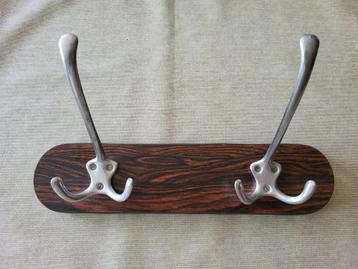 Vintage hout en formica kapstokje met twee haken beschikbaar voor biedingen