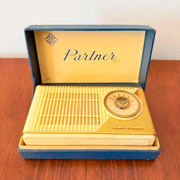 VINTAGE RADIO TELEFUNKEN PARTNER 1958 MET ORIGINELE DOOS beschikbaar voor biedingen