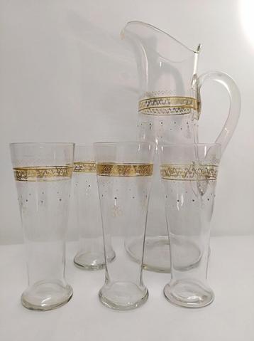 Carafe Art Déco et 4 (demi) verres en cristal. Aux alentours disponible aux enchères