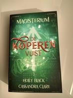 De koperen vuist  - Magisterium - Holly Black, Boeken, Zo goed als nieuw, Fictie, Holly Black, Ophalen of Verzenden