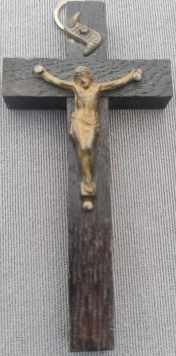 Petit crucifix en bois avec Christ en métal beschikbaar voor biedingen