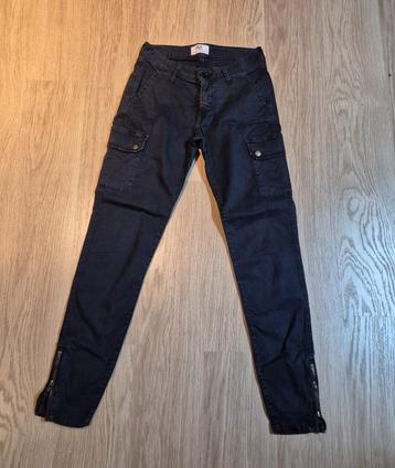 Broek le temps des cerises beschikbaar voor biedingen
