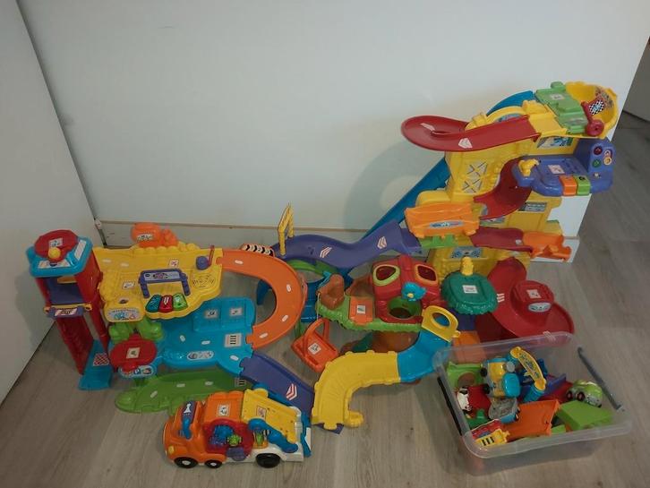 Garage Toet Toet, circuit de course et ambulance avec voitur, Enfants & Bébés, Jouets | Vtech, Utilisé, Enlèvement ou Envoi