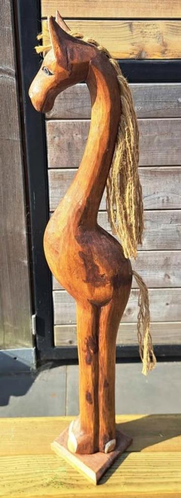 Paard in hout beschikbaar voor biedingen