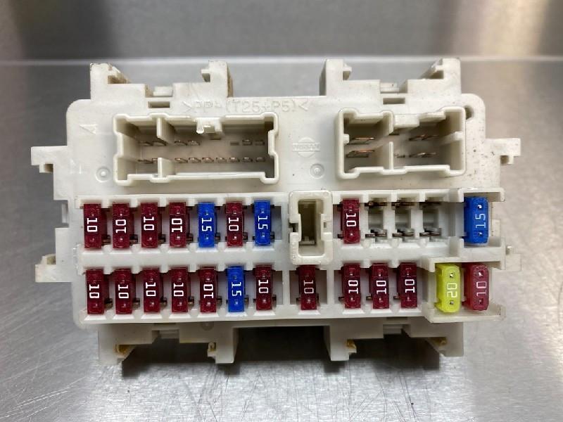 BOITIER FUSIBLES Nissan Navara (D40) (|2413EA00A|), Autos : Pièces & Accessoires, Utilisé, Nissan