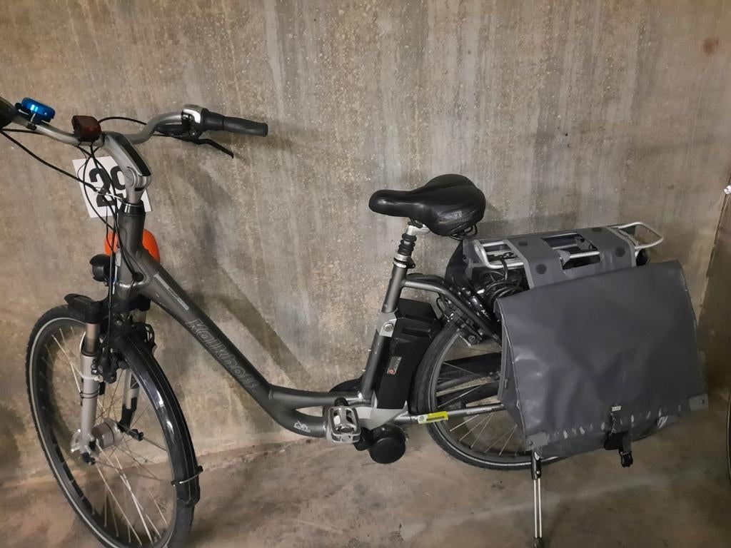 Elektrische stadsfiets met draagzakken, Enlèvement