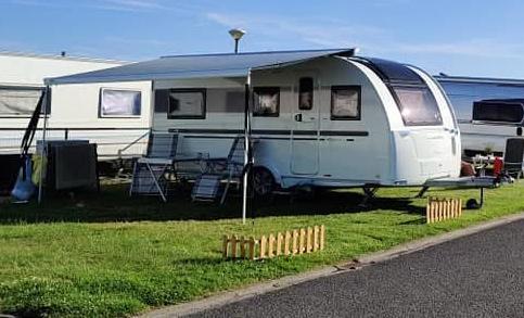 Adria Adora 492 UL met alle toebehoren!, Caravanes & Camping, Caravanes, Particulier, jusqu'à 4, 1250 - 1500 kg, Banquette en rond
