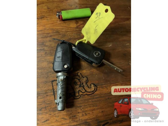 Kontaktslot + Sleutel van een Opel Corsa, Gebruikt, -, -, Opel